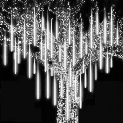 Guirlande LED Météore Jardin allumée lumière blanc froid décoration arbre dans la nuit