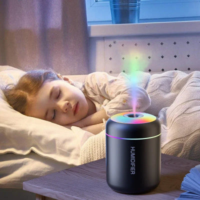 Humidificateur d'air Pur et Sain sur une table dans la chambre petite fille dormant paisiblement