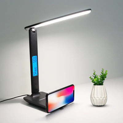 Lampe de bureau SmartProtect noir posée sur bureau côté pot plantes
