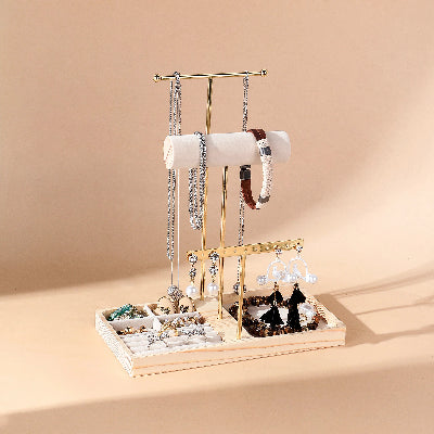 Porte bijoux Élégant Organisateur doré portant des bijoux précieux