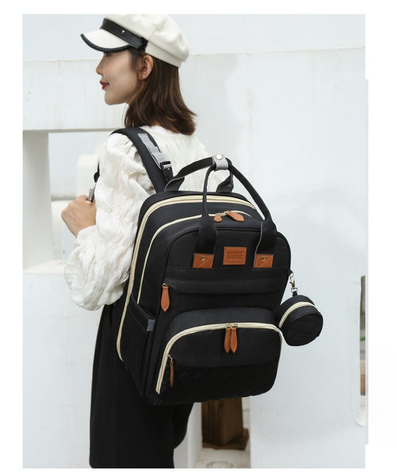 Sac-a-langer-innovant-noir-porté-comme-un-sac-à-dos-par-la-maman