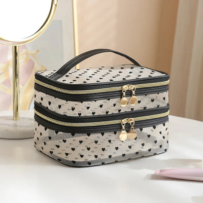 Trousse de toilette femme pratique Élégante Compacte jaune posée sur table blanche