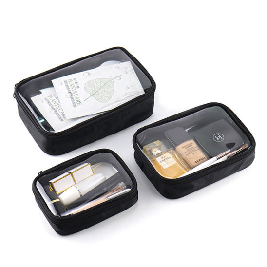 Trousse de maquillage - Élégance Voyage - trois fermées - posées sur table blanche - rangement innovant