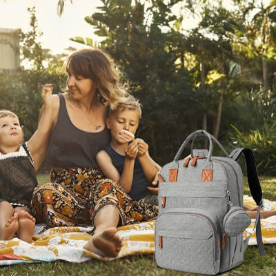 Sac à langer posé sur herbe au pique nique