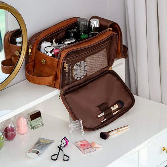 Trousse de toilette posée sur étagère sur commode salle de bain