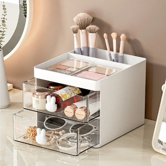 Organisateur de bureau Premium blanc rempli fournitures scolaires posé sur bureau beige