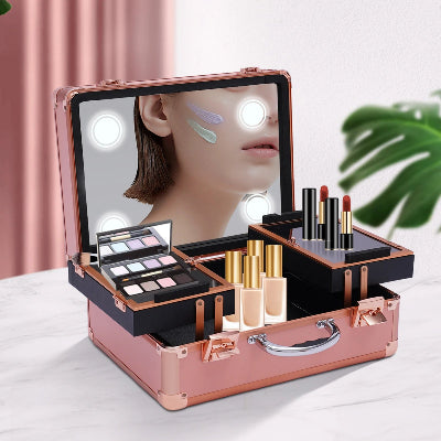 Mallette de maquillage led professionnelle ouverte allumée sur table blanc devant rideau rose
