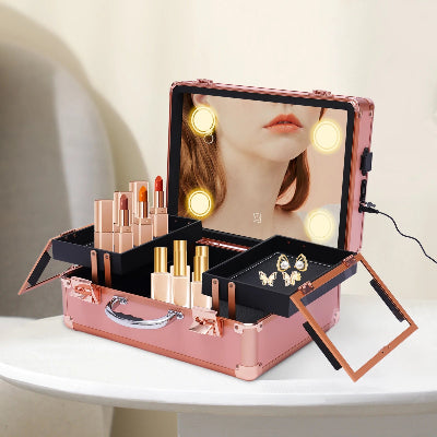 Mallette de maquillage led professionnelle ouverte allumée remplie produits cosmétiques sur table blanche