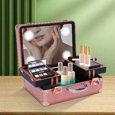 Mallette de maquillage led professionnelle ouverte allumée remplie produits cosmétiques sur table bois