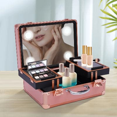 Mallette de maquillage led professionnelle ouverte allumée sur table bois devant rideau blanc