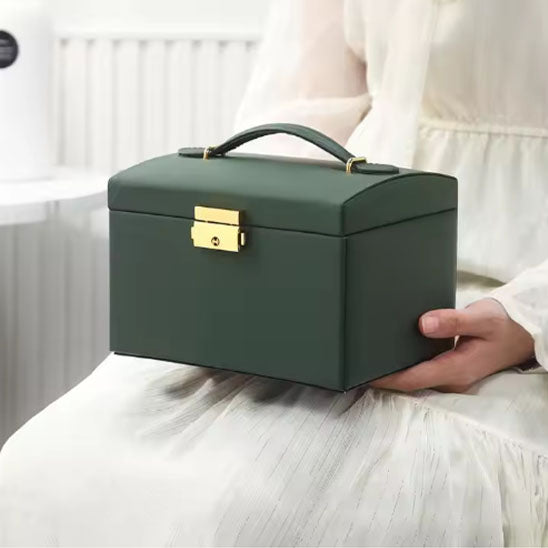 Boite-a-bijoux-prestige-rangement-innovant-vert-posée-sur-les-genoux-de-une-fille-portée-une-robe-blanche