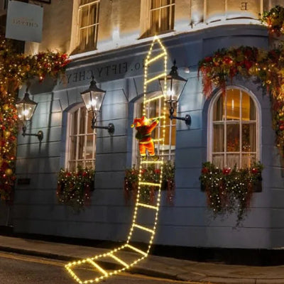 Décoration noël extérieur Féerique lumière chaude père noël escalader façade maison