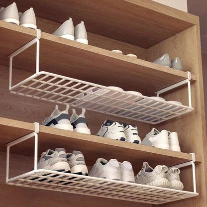 Etagère-chaussure-suspendue-rangement-innovant-contenant-deux-paires-de-pantouf