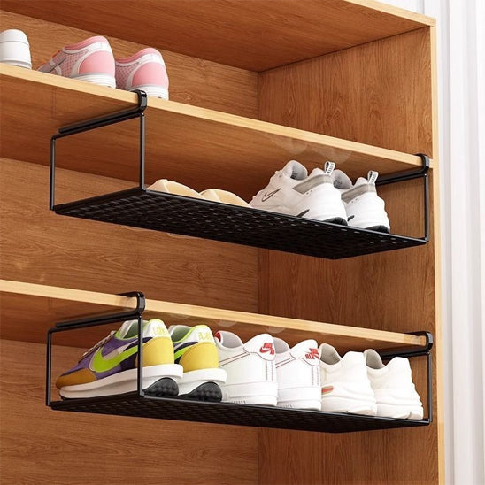 Etagère-chaussure-suspendue-rangement-innovant-posée-dans-placard