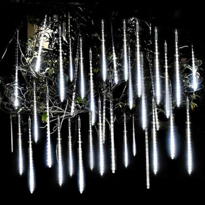 Guirlande LED Météore Jardin allumée lumière blanc froid décoration plante grimpante façade maison