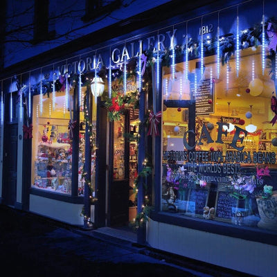 Guirlande LED Météore Jardin allumée lumière blanc froid décoration façade magasin de café