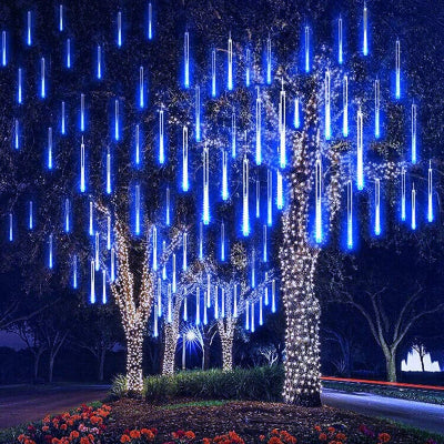 Guirlande LED Météore Jardin allumée lumière bleu décoration sur arbres jardin
