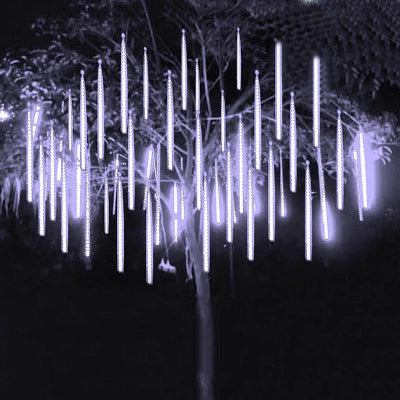 Guirlande LED Météore Jardin allumée lumière blanc froid décoration arbre dans la nuit