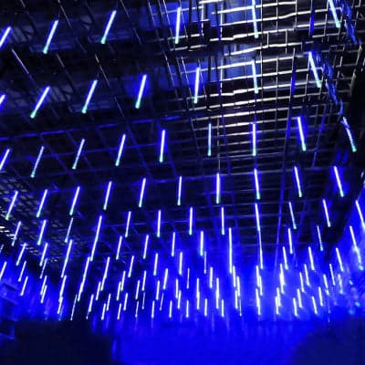 Guirlande LED Météore Jardin allumée lumière bleu décoration plafond grande salle spectacle