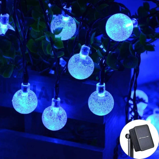 Guirlande solaire Luminéco lumière bleue allumée suspendue