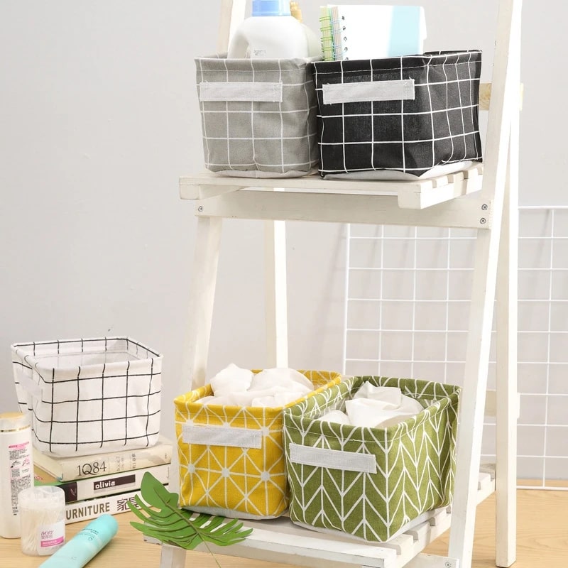 Panier-rangement-pliable-multifonctionnel-rangement-innovant-posé-sur-étagères-blanches