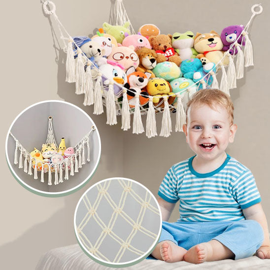 Rangement-Chambre-Enfant-Range-Peluches-StorageHammock™-Rangement-Innovant-bien-accroché-au-mur-de-la-chambre-un-garçon-sourit-heureux
