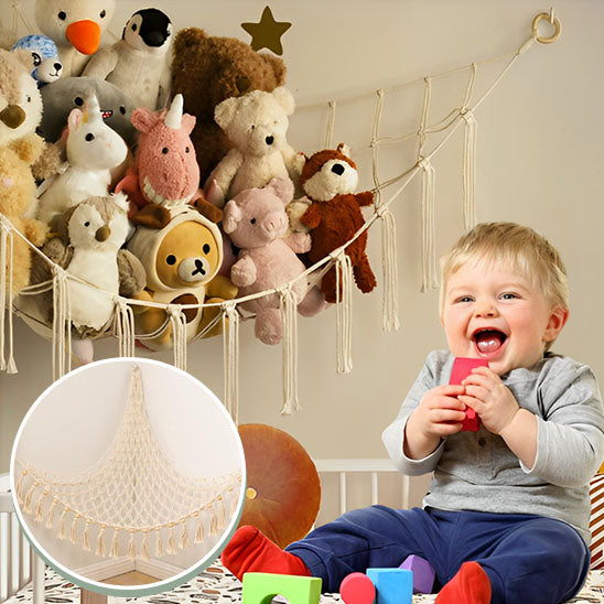 Rangement-Chambre-Enfant-Range-Peluches-StorageHammock™-Rangement-Innovant-bien-accroché-au-mur-de-la-chambre-un-garçon-sourit