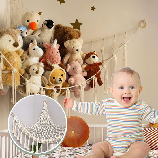 Rangement-Chambre-Enfant-Range-Peluches-StorageHammock™-Rangement-Innovant-bien-accroché-au-mur-de-la-chambre-un-petit-garçon-montre-ses-peluches-heureux