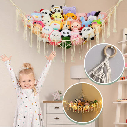 Rangement-Chambre-Enfant-Range-Peluches-StorageHammock™-Rangement-Innovant-bien-accroché-au-mur-de-la-chambre-une-petite-fille-montre-ses-peluches-heureuse