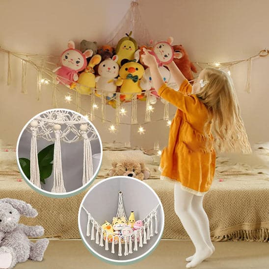 Rangement-Chambre-Enfant-Range-Peluches-StorageHammock™-Rangement-Innovant-bien-accroché-au-mur-de-la-chambre-une-petite-fille-range-ses-peluches-heureuse