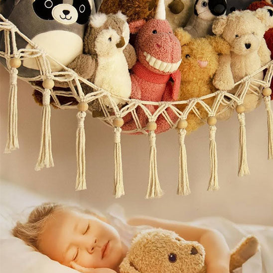 Rangement-Chambre-Enfant-Range-Peluches-StorageHammock™-Rangement-Innovant-petite-fille-heureuse-dort-dans-son-lit
