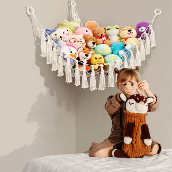 Rangement-Chambre-Enfant-Range-Peluches-StorageHammock™-Rangement-Innovant-petite-fille-heureuse-joue-sur-son-lit