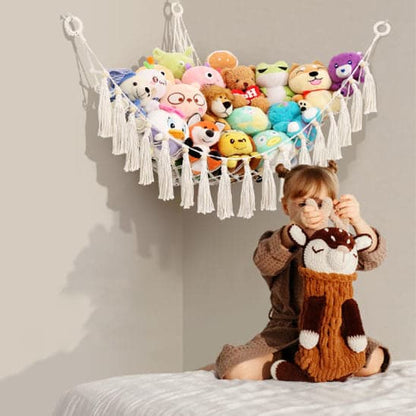 Rangement-Chambre-Enfant-Range-Peluches-StorageHammock™-Rangement-Innovant-petite-fille-heureuse-joue-sur-son-lit