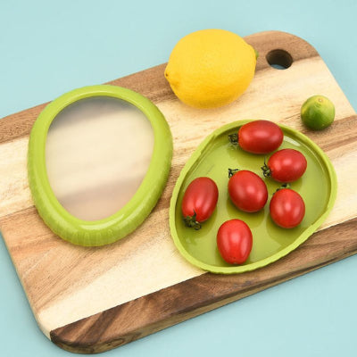 Rangement-Cuisine-Boîte-de-Conservation-Alimentaire-en-Silicone-rangement-innovant-pour-avocat-posé-sur-une-planche-de-cuisine