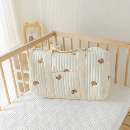 SAC-A-LANGER-BEBE-rangement-innovant-ourson-posé-sur-le-lit