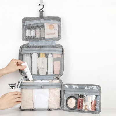 Trousse de toilette suspendue  Voyage Pratique gris ouverte remplie articles toilettes