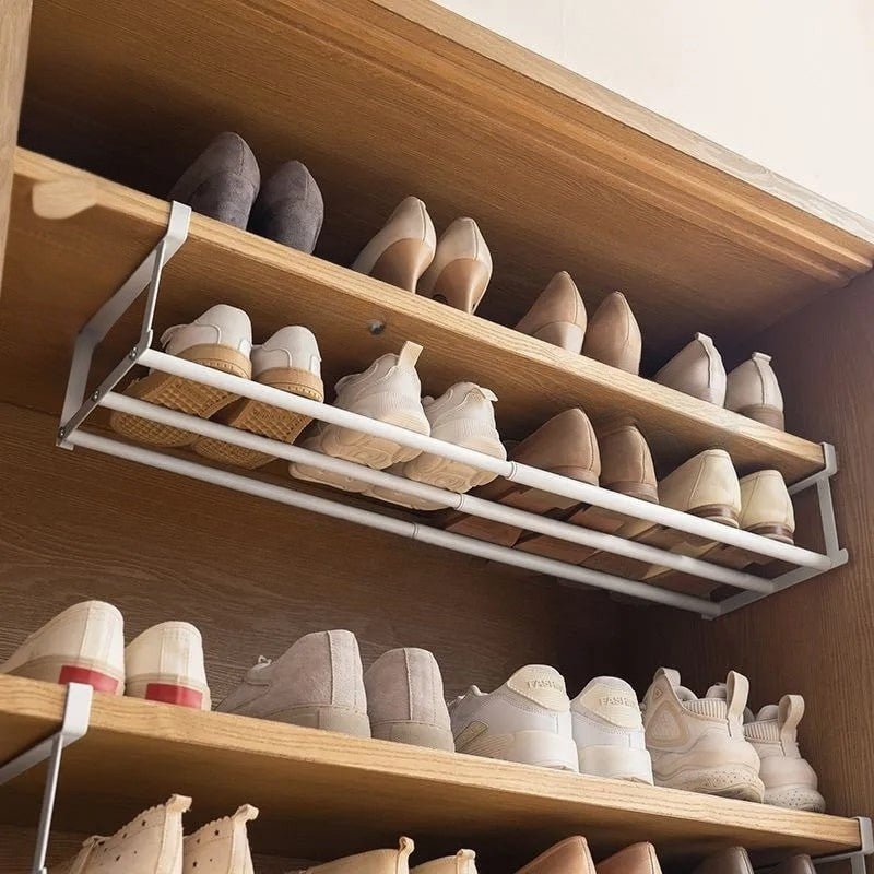 Étagère-chaussure-suspendue-extensible-rangement-innovant-accrochée-dans-placard-ouvert