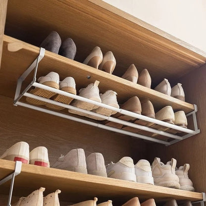 Étagère-chaussure-suspendue-extensible-rangement-innovant-accrochée-dans-placard-ouvert