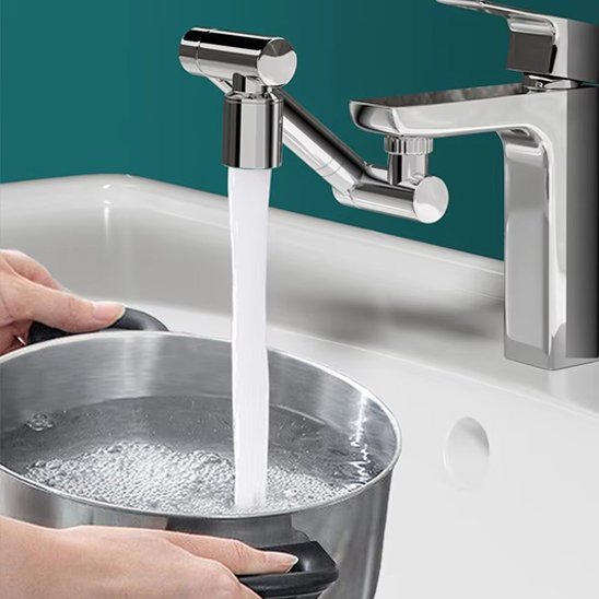 Embout robinet EcoSplash équipé sur mitigeur chromé ouvert sur lavabo blanc eau couler dans casserole