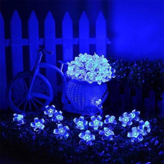 guirlande solaire extérieur illumination féerique lumière blanche froide dans jardin et dans panier osier