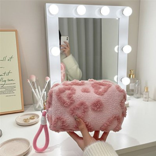 Trousse maquillage - Élégance Nori - Rose claire - devant miroir sur maquilleuse - rangement innovant