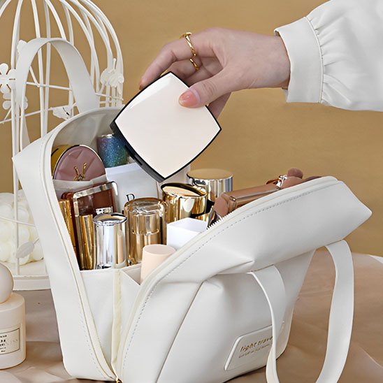 Trousse Maquillage - Élégance Voyage - blanc - ouverte - posée sur une table - rangement innovant