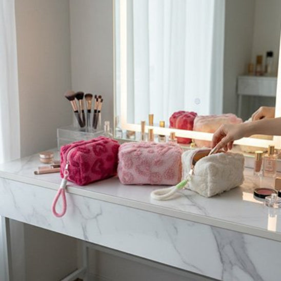 Trousse maquillage - Élégance Nori - plusieurs - devant miroir sur maquilleuse - rangement innovant