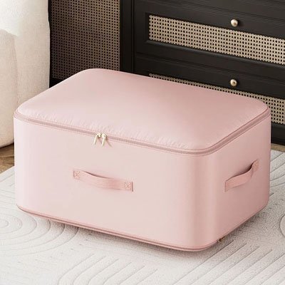Sac de rangement rose fermé posé sur lit
