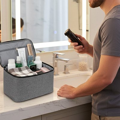 Trousse de toilette homme gris ouverte présence un jeune homme